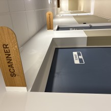 à VILLENAVE D'ORNON (33) - panneau en bois de chêne avec gravure laser, fixation en drapeau.