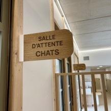 à VILLENAVE D'ORNON (33) - panneau en bois de chêne avec gravure laser, fixation en drapeau.