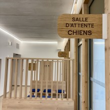 à VILLENAVE D'ORNON (33) - panneau en bois de chêne avec gravure laser, fixation en drapeau.