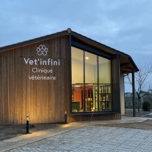 à LIBOURNE (33) - lettrage en PVC 19 et 10 mm. Conception bâtiment : BYAA ARCHITECTES à LIBOURNE (33).