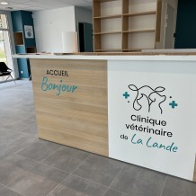 à SAUJON (17) CLINIQUE VETERINAIRE DE LA LANDE - adhésif traditionnel.