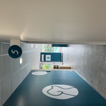à SAUJON (17) CLINIQUE VETERINAIRE DE LA LANDE - enseigne drapeau double face en PVC 19 mm et support en aluminium, pour l'indication des salles de consultation.