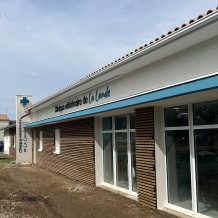 à SAUJON (17) - lettrage en PVC 19 et 10 mm + éclairage par rampe lumineuse. Conception bâtiment : HDIM à MERIGNAC (33)