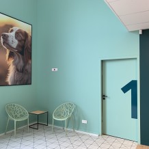 à LIBOURNE (33) CLINIQUE VETERINAIRE VET'INFINI - panneau en Alucobond avec impression numérique et chiffre en adhésif traditionnel.