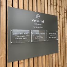 à LIBOURNE (33) - panneau en aluminium et plaques en Altuglas transparentes professionnelles.