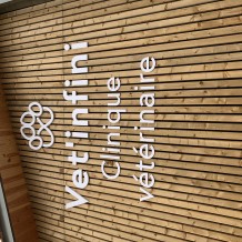 à LIBOURNE (33) - lettrage en PVC 19 et 10 mm. Conception bâtiment : BYAA ARCHITECTES à LIBOURNE (33).