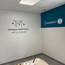 à SAUJON (17) CLINIQUE VETERINAIRE DE LA LANDE - adhésif traditionnel.