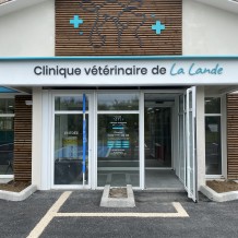 à SAUJON (17) - lettrage en PVC 19 et 10 mm + éclairage par rampe lumineuse. Conception bâtiment : HDIM à MERIGNAC (33)