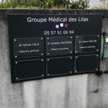 à LIBOURNE (33) - Groupe Médical des Lilas - Panneau en aluminium massif et plaques professionnelles en Altuglass avec lettrage adhésif.