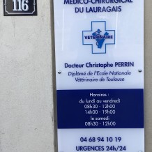 à CASTELNAUDARY (11) - plaque en Altuglas 10 mm et lettrage adhésif traditionnel.
